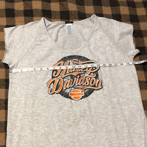 Women’s Harley Davidson Gray Cap Sleeve Raw Hem With Orange Decal On Front - Picture 6 of 7